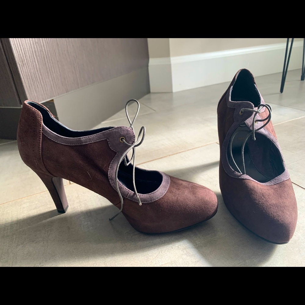 Heel booties; suede brown